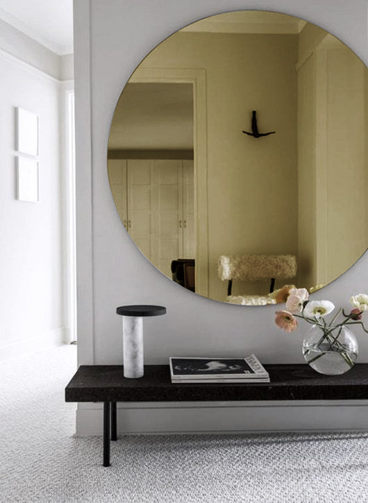 un lit douillet au sol, un grand miroir dans une chambre classique moderne.  intérieur de la maison 13008115 Photo de stock chez Vecteezy